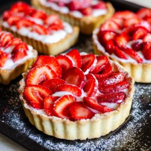 Deslumbre-se com o Sabor em Miniatura: Torta de Morango!
