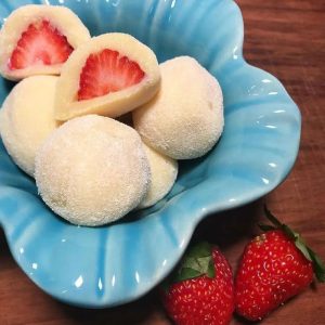 Uma Delícia de Brigadeiro de Leite Ninho Recheado com Morango