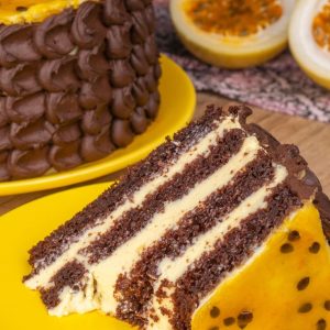 Sedução em Cada Fatia: Bolo Mousse de Maracujá com Surpresa de Chocolate!