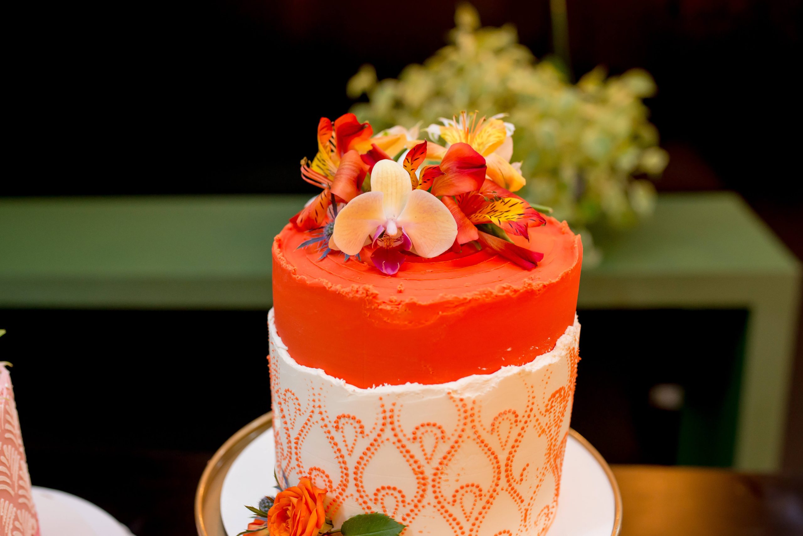 Bolo moderno decorado com técnicas inovadoras, como aerógrafo, espelhado e impressão comestível, destacando tendências da confeitaria profissional.